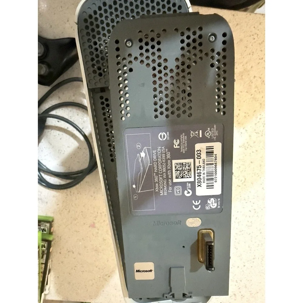 Microsoft Xbox‎ 360 ,2 Controllers ,cables HDMI Cable ,4 Games